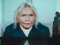 Patrycja Szwarc, aktorka, na ekranie w zbliżeniu. Obok stoi młoda kobieta.
