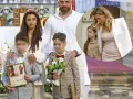 Aleksander Hyży z rodziną podczas uroczystości. Dzieci w eleganckich strojach, mama w wianku, a w tle wstawka z kobietą i dziewczynką.