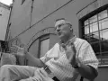 Wojciech Trzciński w swobodnej pozie, gestykuluje, opowiadając o swoim życiu prywatnym.