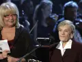 Krystyna Feldman z córką na scenie. W tle orkiestra.