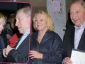 Barbara Stuhr w rozmowie z mężczyzną, oboje z kieliszkami w dłoniach.