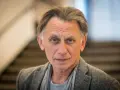 Krzysztof, który prowadził koło fortuny, zamyślony spogląda w obiektyw.