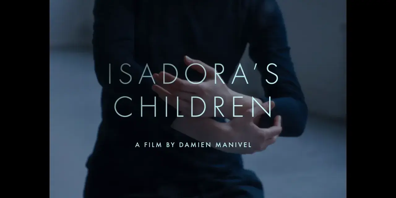 Tytuł filmu "Isadora's Children" z dłońmi tancerki. Film opowiada o dziedzictwie Isadory Duncan i jej dzieciach.