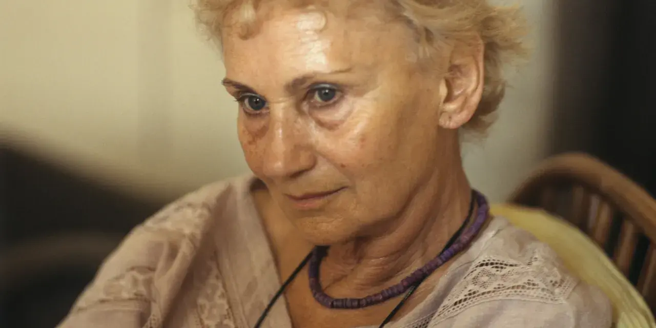 Portret starszej kobiety z siwymi włosami, w naszyjniku. W jej oczach widać wspomnienia o ryszarda hanin dzieci.