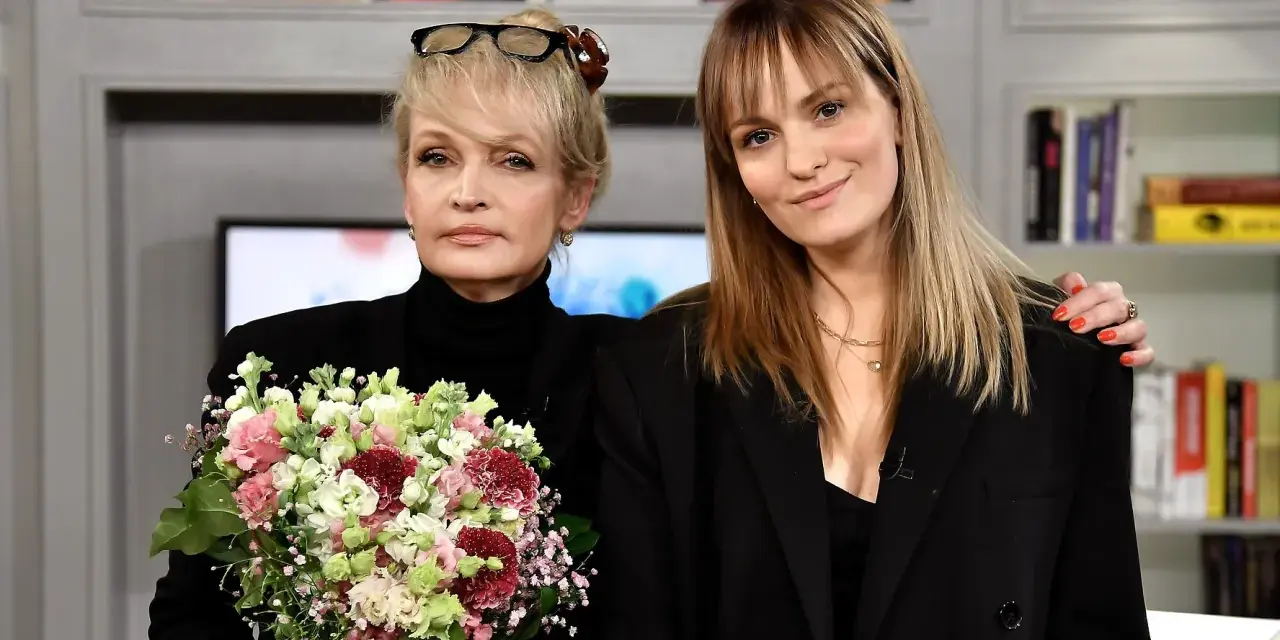 Joanna Biedrzyńska z córką, obie ubrane na czarno, z bukietem kwiatów.