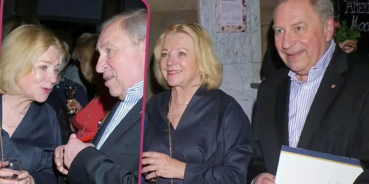 Barbara Stuhr w rozmowie z mężczyzną, oboje z kieliszkami w dłoniach.
