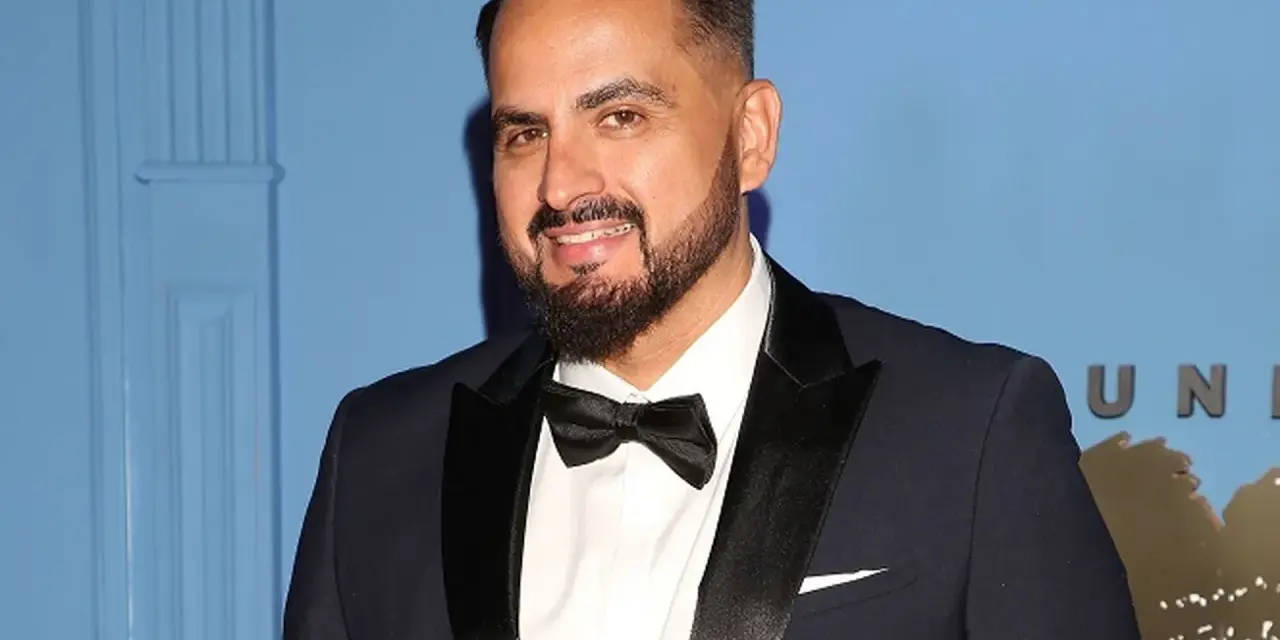 Agustin Egurrola, znany z dynamicznych choreografii, w eleganckim smokingu. Jego pochodzenie dodaje mu unikalnego charakteru.