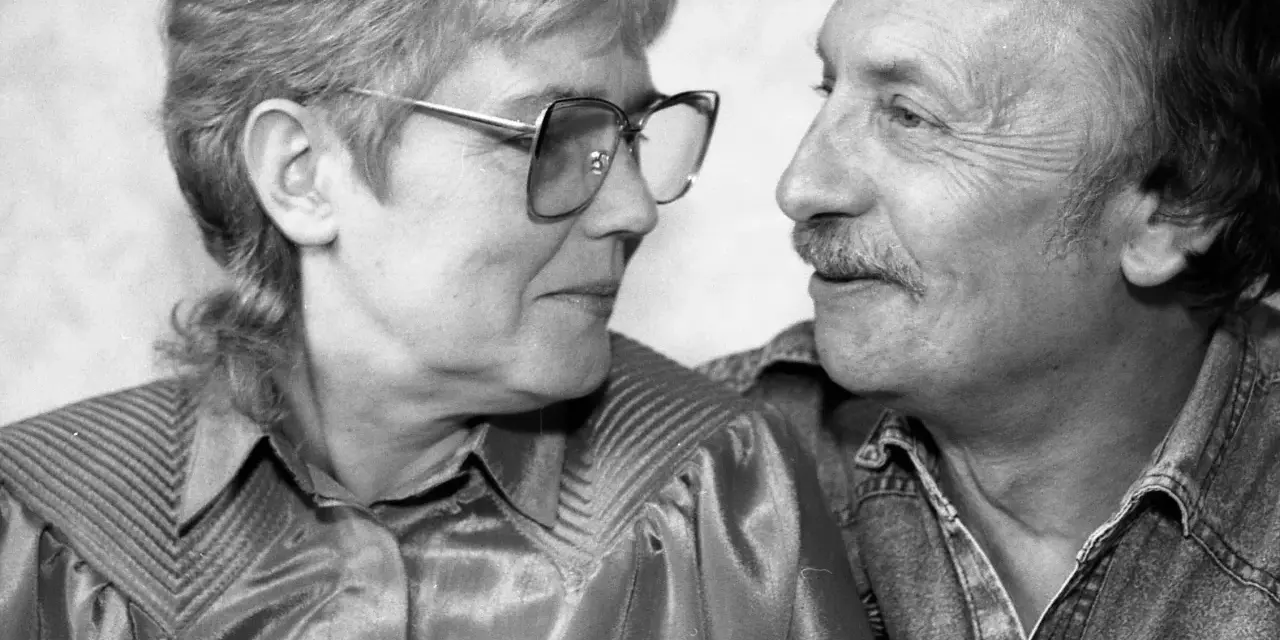 Hanna Pokora i jej mąż patrzą na siebie z czułością. Ona w okularach, on z wąsikiem.
