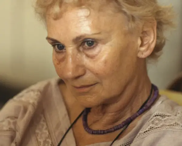 Portret starszej kobiety z siwymi włosami, w naszyjniku. W jej oczach widać wspomnienia o ryszarda hanin dzieci.