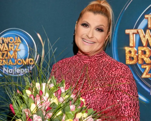 Małgorzata Szudarska Kuszewska z bukietem tulipanów na tle logo "Twoja twarz brzmi znajomo".