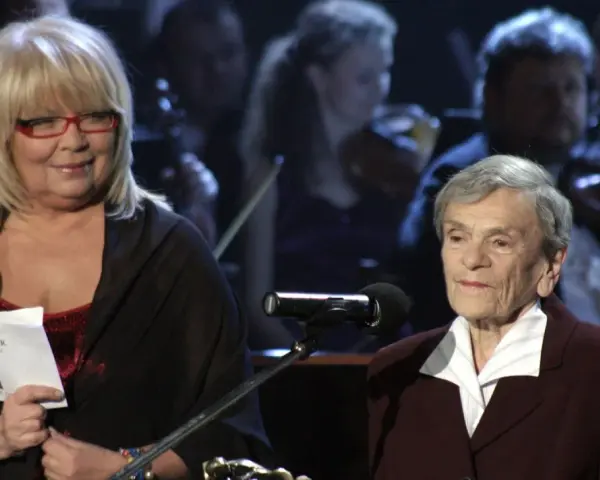 Krystyna Feldman z córką na scenie. W tle orkiestra.