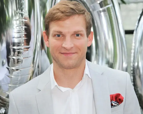 Michał Rolnicki z żoną na tle srebrnych balonów.