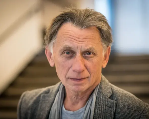 Krzysztof, który prowadził koło fortuny, zamyślony spogląda w obiektyw.
