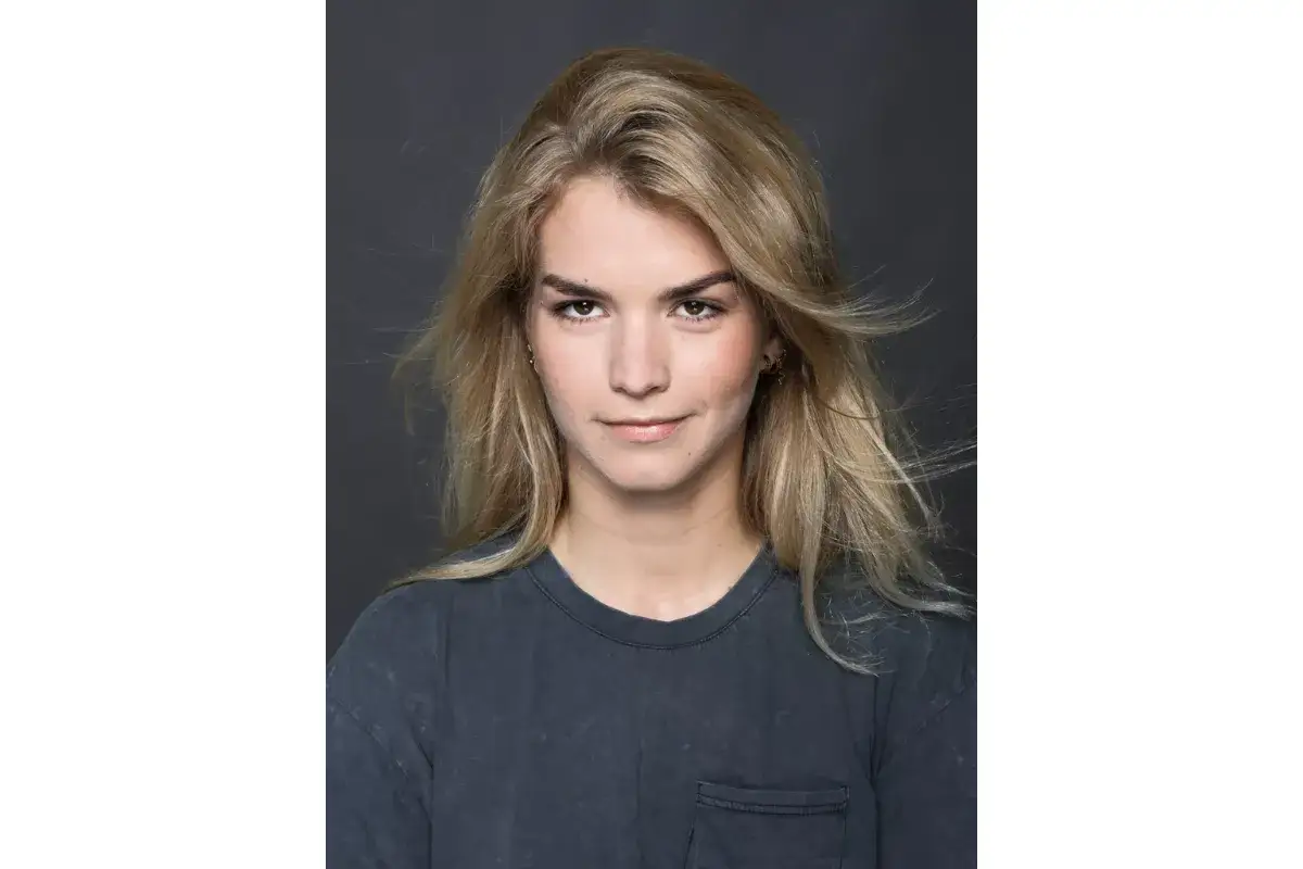 Marta Stalmierska, młoda kobieta z blond włosami, patrzy w obiektyw.