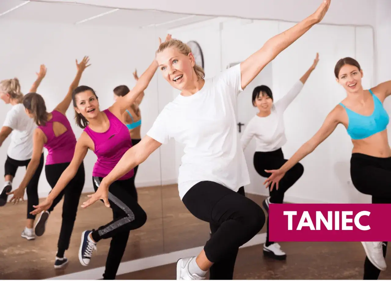 Grupa kobiet tańczy w sali z lustrami. Radosna atmosfera, energiczne ruchy. To właśnie zumba co to za trening!