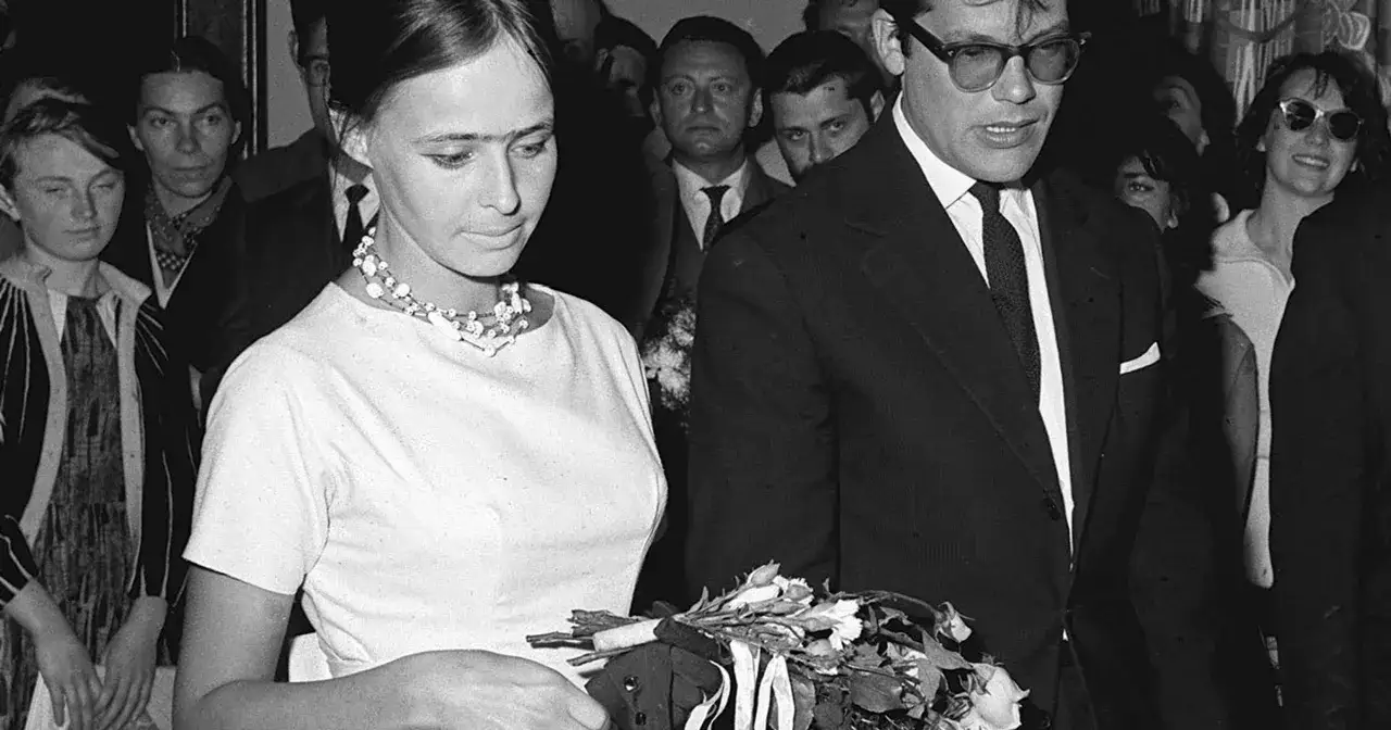 Elżbieta Chwalibóg z bukietem kwiatów, obok mężczyzny w garniturze.
