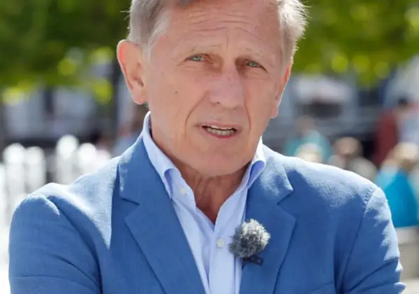 Jan Englert, znany aktor, w niebieskiej marynarce. Jego pochodzenie jest tematem dyskusji.